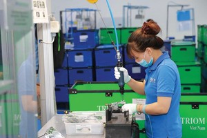 Nhà máy Triom (Italy) tại Khu công nghiệp Quang Minh (Hà Nội) chuyên Kl994 nhà cái bóng đá world cup đèn chiếu sáng ô tô và xe máy. Ảnh: Đức Thanh.