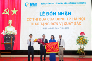 Kl99kl phiên bản hoạt động Hàng không (VNI) đón nhận cờ thi đua của UBND TP Hà Nội trao tặng.