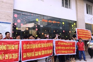 Khách hàng đã nhiều lần căng băng rôn đòi giao nhà vì chủ Kl99ok phiên bản mới trễ hẹn giao nhà hơn 2 năm.