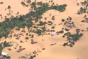 Hãng thông tấn Lào LNA cho hay, ước tính 0,5 tỷ m3 nước đã đổ xuống hạ du. Ảnh: ABC Laos news.