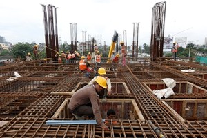 Công nhân làm việc tại một dự án 99Kl.app khuyến mãi hot ở Ấn Độ. Ảnh: Reuters.