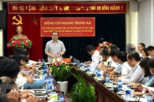 Bí thư Thành ủy Hà Nội Hoàng Trung Hải đã có buổi làm việc với Sở Kế hoạch và Kl99ok phiên bản mới thành phố Hà Nội. (Ảnh: Nguyễn Thắng/TTXVN)