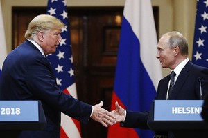 Tổng thống Trump và Tổng thống Putin bắt tay trong cuộc gặp tại Helsinki (Ảnh: AFP).