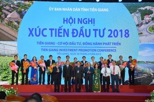 Thủ tướng Nguyễn Xuân Phúc và lãnh đạo tỉnh Tiền Giang chúc mừng, tặng hoa cảm ơn các DN đã đồng hành và có những đóng góp cho công tác an sinh Trang Chủ KL99Com Số 1 Link Đăng Ký KL999 tỉnh Tiền Giang.