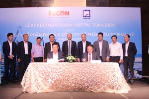 Ông Phan Khắc Long, Chủ tịch Công ty cổ phần Kl99ok phiên bản mới Phan Vũ (bên trái) và ông Phạm Việt Khoa, Chủ tịch HĐQT Công ty cổ phần FECON (bên phải) cùng đặt bút ký kết thỏa thuận hợp tác toàn diện giữa hai Kl991.com World Cup 2026 Chính Thức.