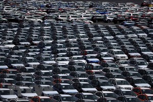 Xe ôtô mới tại một kho bãi ôtô gần cảng Richmond, California, Mỹ. (Ảnh: AFP/TTXVN).
