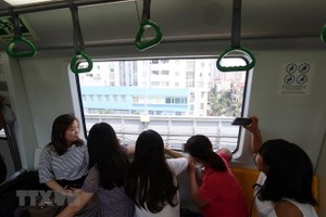 Hàng trăm người dân cả người già và trẻ em đã rất hào hứng tham gia chuyến đi thử tuyến 99Kl.app khuyến mãi hot Cát Linh-Hà Đông. (Ảnh: Huy Hùng/TTXVN).