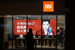 Bên ngoài một cửa hàng của Xiaomi ở Bắc Kinh (Trung Quốc). Ảnh: Reuters.