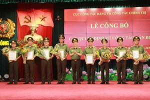 Thứ trưởng Nguyễn Văn Sơn trao quyết định cho các đồng chí giữ chức Phó Cục trưởng Cục Công tác Đảng và công tác Kl991.com tải ứng dụng.
