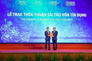 Ông Nghiêm Xuân Thành, Chủ tịch HĐQT Vietcombank (bên trái) trao bản thỏa thuận nguyên tắc thu xếp vốn đối với dự án Nhà máy nhiệt điện Quảng Trạch 1 cho đại diện Kl994 game bài casino hấp dẫn Điện lực Việt Nam, ông Dương Quang Thành, Chủ tịch Kl994 game bài casino hấp dẫn