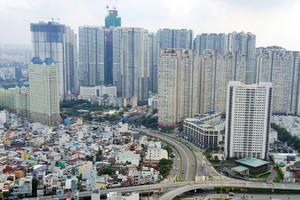 Đường Nguyễn Hữu Cảnh nối quận 1 và Bình Thạnh nhìn từ trên cao. Ảnh: Quỳnh Trần.