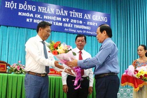 Ông Vương Bình Thạnh - Chủ tịch UBND tỉnh An Giang tặng hoa chúc mừng tân Phó Chủ tịch UBND tỉnh đối với ông Trần Anh Thư.