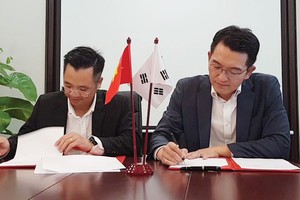 Sản phẩm của Kl994 game bài casino hấp dẫn An Phát Holdings đã trở nên thân thuộc tại thị trường châu Âu, Mỹ, Nhật Bản, Hàn Quốc, Singapore, Đài Loan, Phillipines… 
Trong ảnh: Tổng giám đốc Kl994 game bài casino hấp dẫn An Phát Đinh Xuân Cường ký hợp tác với đối tác Hàn Quốc.