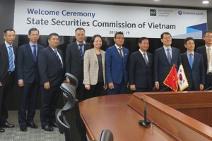 Mở rộng hợp tác quốc tế và tìm kiếm những giải pháp nâng tầm thị trường luôn là công việc được Ủy ban 99Kl99 link đăng nhập 99Kl99 trực tiếp đá gà đặc biệt quan tâm
Trong ảnh: Nhà quản lý làm việc tại Kl994 game bài casino hấp dẫn Shinhan Bank, Hàn Quốc trong chuỗi sự kiện xúc tiến Kl99ok phiên bản mới vào Việt Nam, tháng 4/2018