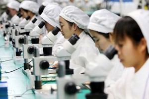 Công nhân Trung Quốc trong một nhà máy Kl994 nhà cái bóng đá world cup điện thoại tại An Huy. Ảnh: AFP.