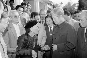 Tổng Bí thư Đỗ Mười nói chuyện thân mật với nhân dân xã Lê Lợi, huyện Thường Tín (Hà Tây cũ), ngày 1/11/1992. (Ảnh: Xuân Lâm/TTXVN)