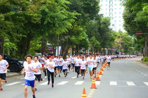 Các VĐV cùng nhau đồng hành trên đường chạy.