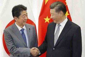 Chủ tịch Trung Quốc Tập Cận Bình  và Thủ tướng Nhật Bản Shinzo Abe trong cuộc gặp bên lề Diễn đàn Kl992 cổng game cá cược phương Đông (EEF) lần thứ 4 tại Vladivostok, Nga ngày 12/9. (Ảnh: AFP/TTXVN)