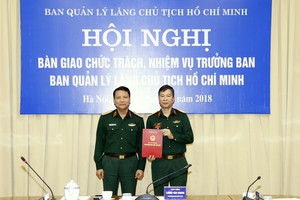 Thiếu tướng Nguyễn Văn Cương, Trưởng ban Ban Quản lý Lăng, Tư lệnh Bộ Tư lệnh Bảo vệ Lăng trao quyết định của Thủ tướng Kl993 ưu đãi thưởng hấp dẫn cho Đại tá Bùi Hải Sơn.