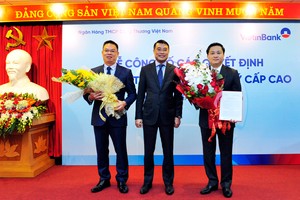 Thống đốc NHNN Lê Minh Hưng trao Quyết định đại diện phần vốn 99Kl99 trực tiếp đá gà tại VietinBank cho ông Lê Đức Thọ - Chủ tịch HĐQT và tặng hoa chúc mừng ông Lê Đức Thọ - Chủ tịch HĐQT (phải) và ông Trần Minh Bình - Quyền Tổng Giám đốc (trái).