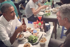 Những món ăn bán đầy vỉa hè Việt bất ngờ “nổi danh” trên báo Tây
