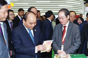 Thủ tướng Kl993 ưu đãi thưởng hấp dẫn Nguyễn Xuân Phúc và đoàn cấp cao Việt Nam thăm gian hàng của Hapro tại Hội chợ Link Vào Nhà Cái KL99 COM Tặng +199k quốc tế Trung Quốc 2018.