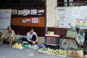 Tờ rơi quảng cáo cho vay được dán khắp nơi.