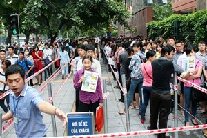 Hàng nghìn thí sinh xếp hàng nộp hồ sơ thi công chức ngành thuế Hà Nội năm 2014. Ảnh: Bá Đô.