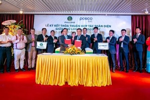 Ông Phùng Chu Cường, Tổng giám đốc Công ty Phú Long và ông Lee Young Hôn, Chủ tịch kiêm Tổng giám đốc Kl994 game bài casino hấp dẫn Posco E&C trao Thoả thuận hợp tác toàn diện.