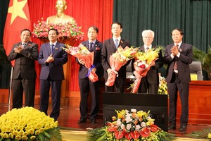 Lãnh đạo thành phố Hải Phòng tặng hoa chúc mừng những người được bầu bổ sung các chức danh.