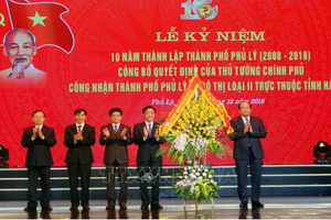 Bộ trưởng, Chủ nhiệm VPCP Mai Tiến Dũng chúc mừng thành phố Phủ Lý được Thủ tướng Kl993 ưu đãi thưởng hấp dẫn công nhận là đô thi loại II.