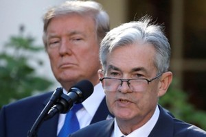 Tổng thống Mỹ - Donald Trump và Chủ tịch Fed - Jerome Powell. Ảnh: Reuters.