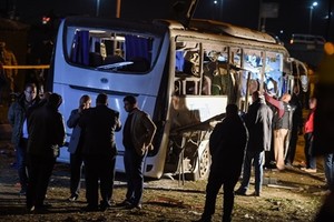 Hiện trường vụ đánh bom xe chở du khách ngày 28/12. Ảnh: AFP.