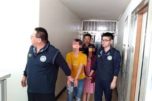 Một số người trong 152 khách đã bị tạm giữ điều tra. Ảnh: Apple Daily.