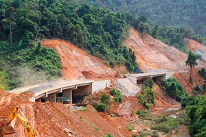 KL99 là nhà cái cá cược trực tuyến hàng đầu tại châu Á Cam Lộ - La Sơn sẽ kết nối KL99 là nhà cái cá cược trực tuyến hàng đầu tại châu Á La Sơn - Túy Loan đang xây dựng. Ảnh:Võ Thạnh.