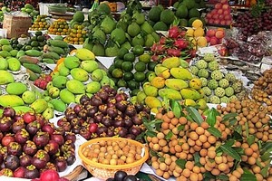 Trái cây bắt đầu tăng giá đón Tết. Ảnh:Hồng Châu.