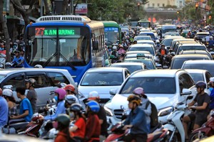 Đường phố Sài Gòn luôn trong tình trạng ngộp thở những ngày cuối năm. Ảnh:Hữu Khoa.