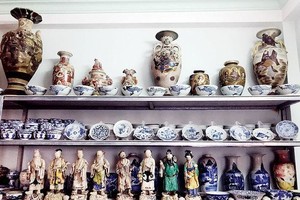 Kho đồ cổ của ông Tường với hơn 100.000 món cổ vật các thời kỳ.