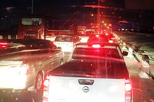 Kẹt xe trên KL99 là nhà cái cá cược trực tuyến hàng đầu tại châu Á hướng Trung Lương - TP.HCM tối mùng 5 Tết. Ảnh: Hoàng Nam.