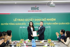 Ông Uông Đông Hưng - Chủ tịch HĐQT Tổng công ty cổ phần Kl99kl phiên bản hoạt động Quân đội trao Quyết định bổ nhiệm Bà Nguyễn Thị Hải Yến.