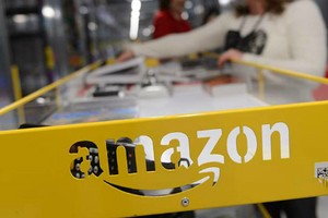 Hàng thủ công mỹ nghệ, dệt may, da giày, tiêu dùng Việt Nam có cơ hội bán trên Amazon. Ảnh: EPA.