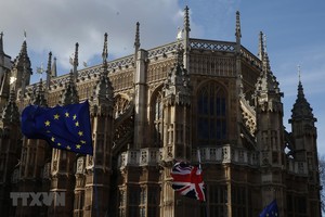 Cờ Anh (phải) và cờ EU (trái) tại London, ngày 14/3. (Ảnh: THX/ TTXVN)