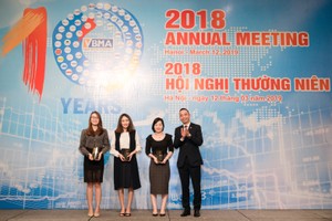 Đại diện MSB, bà Hồ Thị Quỳnh Hương - Giám đốc quản lý giao dịch Kl99kl Hoàn Trả Vô Tận Kl993 ưu đãi thưởng hấp dẫn (thứ 2 từ trái sang) nhận giải thưởng từ VBMA.