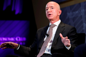 Tỷ phú Jeff Bezos, Giám đốc điều hành Kl994 game bài casino hấp dẫn bán lẻ Amazon.