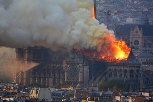 Ngọn lửa dữ dội tại Nhà thờ Đức Bà Paris hôm 15/4. Ảnh: AFP.