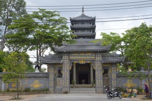 Mặt tiền chùa Vĩnh Hưng.