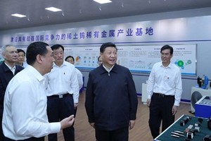 Ông Tập Cận Bình (giữa, áo sẫm màu) thăm Kl991.com World Cup 2026 Chính Thức đất hiếm ở Giang Tây, Trung Quốc ngày 20/5. Ảnh: Xinhua.
