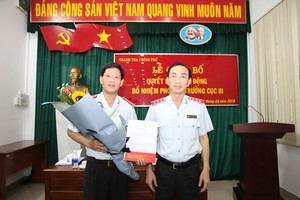 Phó Tổng Thanh tra Kl993 ưu đãi thưởng hấp dẫn Đặng Công Huẩn trao quyết định và chúc mừng đồng chí Nguyễn Văn Cảnh.