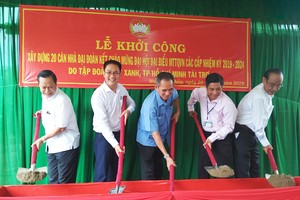 Ông Nguyễn Văn Vui – Chủ tịch UBND Huyện Vị Thủy; ông Nguyễn Vũ – Giám đốc Kl99ok phiên bản mới DXG tại Tây Nam Bộ; Đồng chí Lữ Văn Hùng – Ủy viên TW Đảng, Bí thư tỉnh ủy Hậu Giang; ông Đồng Văn Thanh – Phó Chủ tịch thường trực UBND tỉnh Hậu Giang; ông Huỳnh Hữu Kế - Ủy viên Ban Thường vụ Tỉnh ủy - Chủ tịch MTTQ tỉnh Hậu Giang thực hiện nghi thức khởi công xây dựng nhà đại đoàn kết.