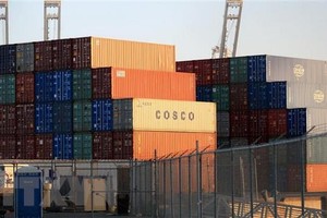 Hàng hóa Trung Quốc được xếp tại cảng Long Beach, Los Angeles, Mỹ. (Nguồn: THX/TTXVN).
